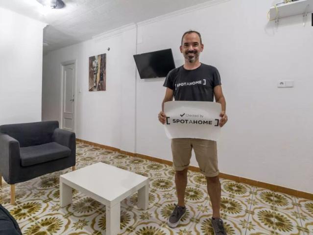 Single Bed in Rooms for rent in spacious 5 bedroom apartment in Benimaclet