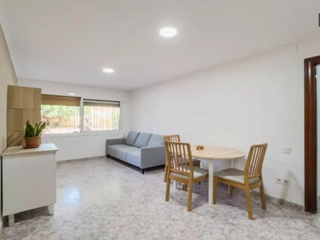 Single Bed in Rooms for rent in 3 bedroom apartment in Horta