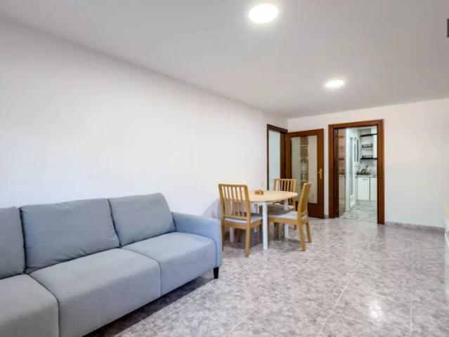 Single Bed in Rooms for rent in 3 bedroom apartment in Horta