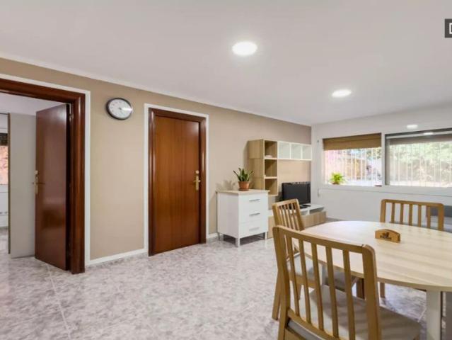 Single Bed in Rooms for rent in 3 bedroom apartment in Horta