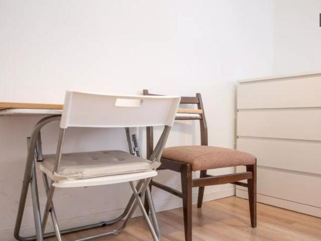 Single Bed in Rooms for rent in 3 bedroom apartment in Latina