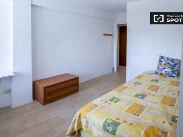 Single Bed in Rooms for rent in 3 bedroom apartment in Valencia