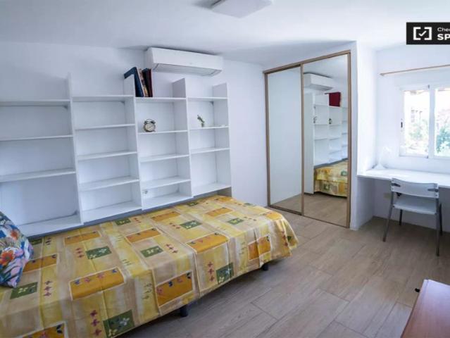 Single Bed in Rooms for rent in 3 bedroom apartment in Valencia