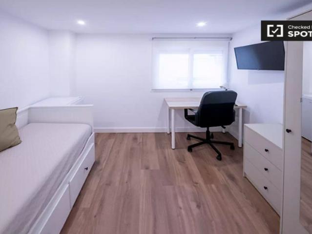 Single Bed in Rooms for rent in 4 bedroom apartment in Camins Al Grau