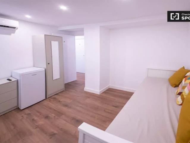 Single Bed in Rooms for rent in 4 bedroom apartment in Camins Al Grau