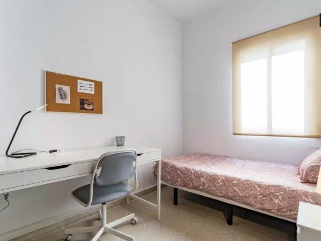 Single Bed in Rooms for rent in 4 bedroom apartment in Camins al Grau