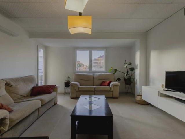 Single Bed in Rooms for rent in 4 bedroom apartment in Carrer de Lorenç Palmireno