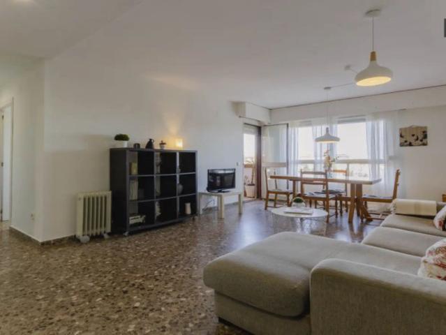 Single Bed in Rooms for rent in 4 bedroom apartment in Algirós