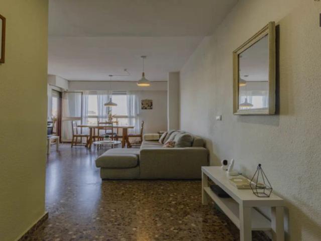 Single Bed in Rooms for rent in 4 bedroom apartment in Algirós