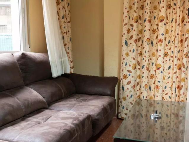 Single Bed in Rooms for rent in 4 bedroom apartment in Granada