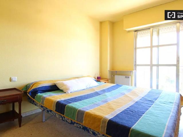 Double bed in Rooms for rent in 5 bedroom apartment in Vallecas