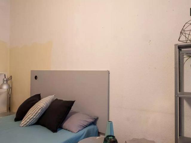 Single Bed in Rooms for rent in 9 bedroom apartment in Ópera