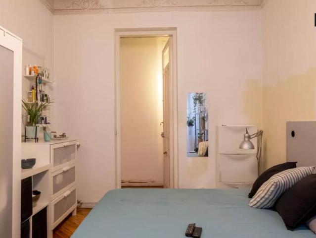 Single Bed in Rooms for rent in 9 bedroom apartment in Ópera