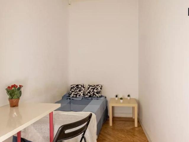 Single Bed in Rooms for rent in 9 bedroom apartment in Ópera