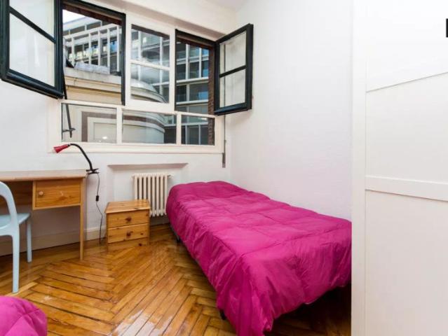 Single Bed in Rooms for rent in 9 bedroom apartment in Malasaña, near Gran Vía