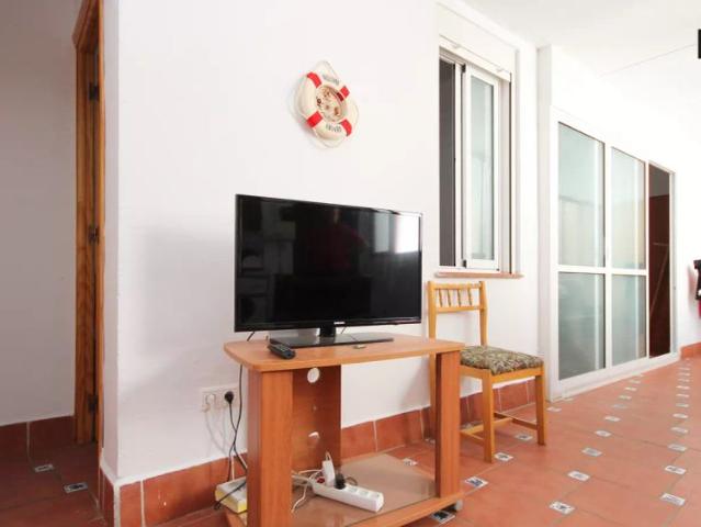 Single Bed in rooms to rent in 3 bedroom apartment with a terrace in Centro
