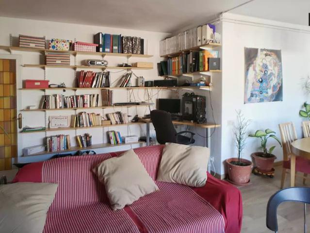 Single Bed in Rooms to rent in 4 bedroom apartment near several schools in Les Corts