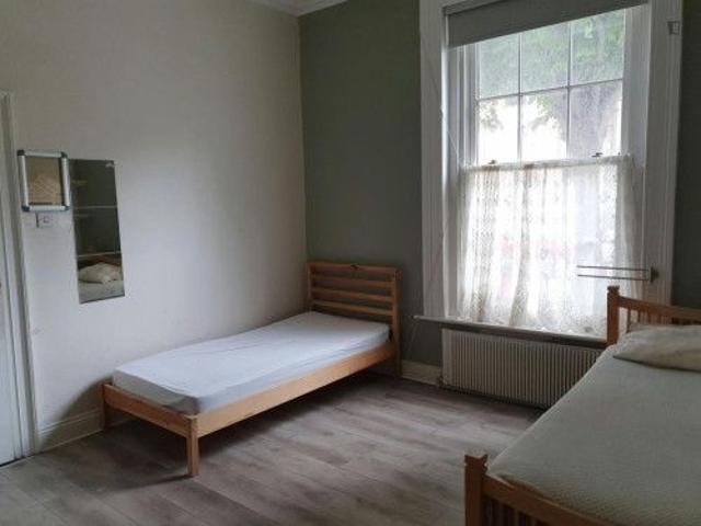 Single bed in twin room in Broadstone
