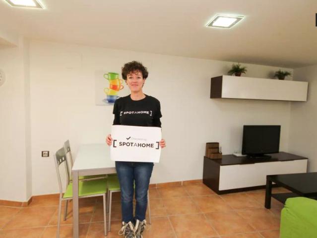 Double bed in Two rooms with Wi Fi for female students in San Ildefonso, near Granada University