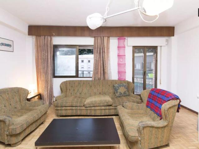 Single Bed in Tidy room for rent in 4 bedroom apartment in Ciudad Lineal