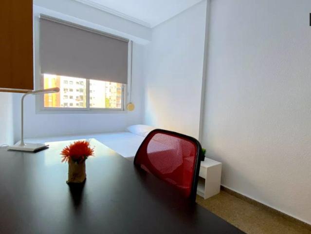 Single Bed in Tidy rooms for rent in 6 bedroom apartment in Algirós