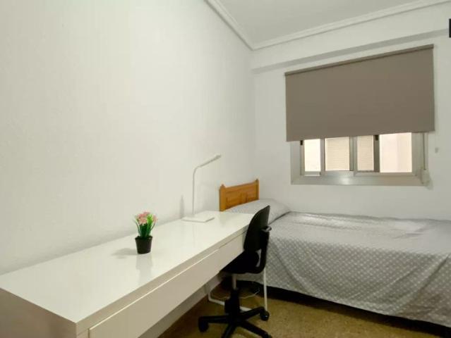 Single Bed in Tidy rooms for rent in 6 bedroom apartment in Algirós