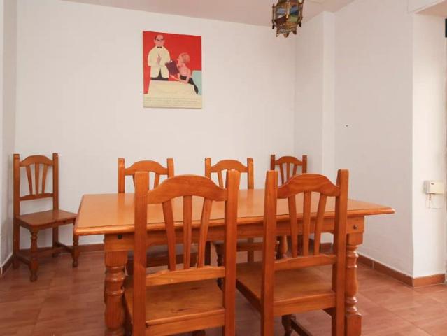 Single Bed in 11 Rooms for rent in spacious apartment with balcony in central Granada