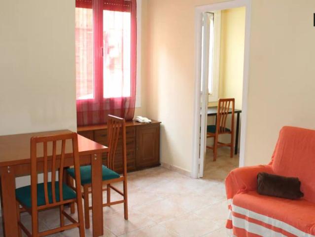 Single Bed in 2 rooms to rent in affordable 3 bedroom apartment close to the Sagrada Familia