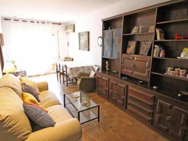 Single Bed in 4 rooms for rent in apartment with balcony in Eixample, Barcelona