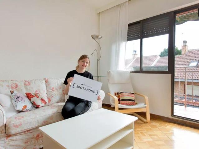Single Bed in 4 Rooms for rent to women in bright apartment with balcony in Pozuelo de Alarcón, Madrid