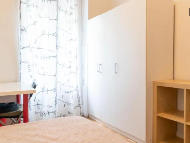 Single Bed in Room in a shared 5 bedroom apartment for rent in Argüelles perfect for professionals and students