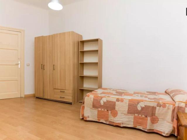 Single Bed in 9 rooms for rent in the Madrid city center