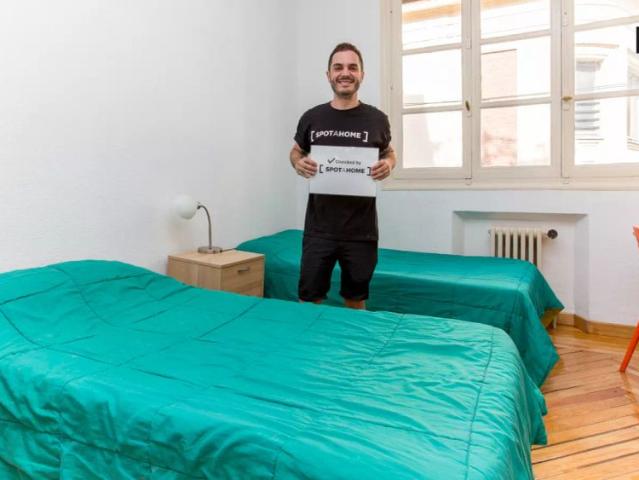 Single Bed in 9 rooms for rent in the Madrid city center