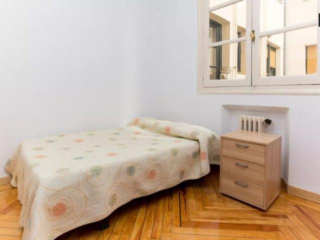 Single Bed in 9 rooms for rent in the Madrid city center