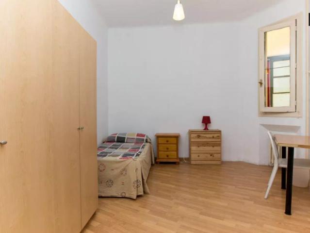 Single Bed in 9 rooms for rent in the Madrid city center