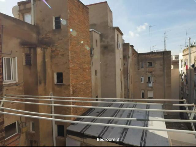 Single bedroom, with balcony, in 4 bedroom apartment
