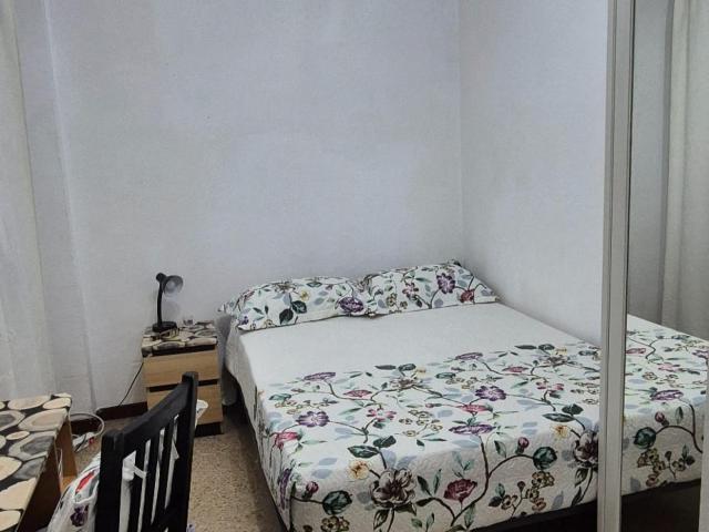 Single bedroom with private bathroom near metro La Sagrera