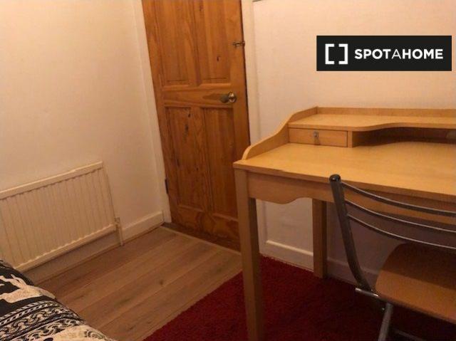 Single Bedroom for rent in 4 Bedroom House in Clontarf