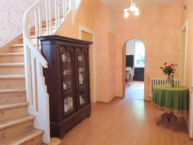 Single bedroom in 4 bedroom house