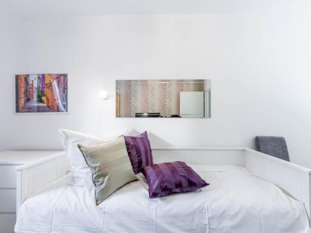 Single bedroom in 5 bedroom apartment