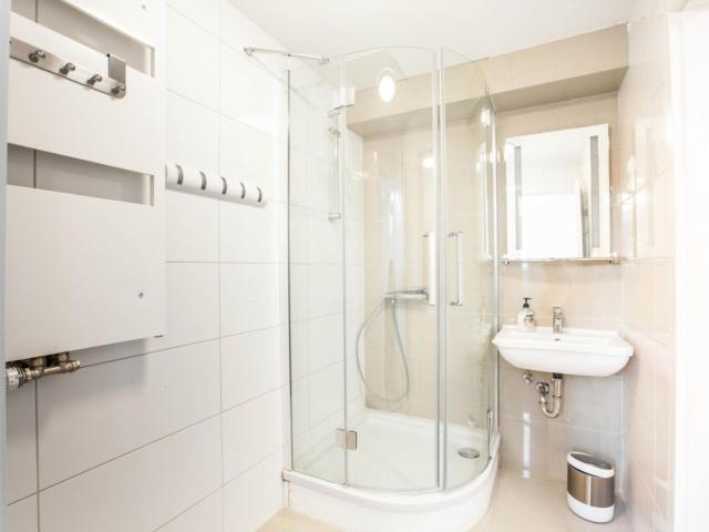 Single bedroom in 5 bedroom apartment