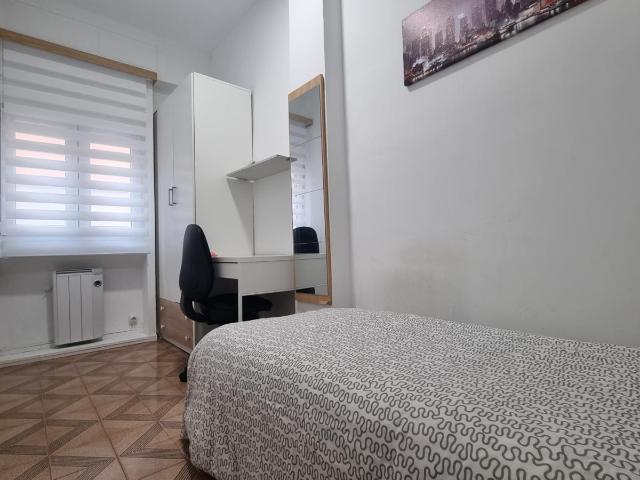 Single bedroom in 5 bedroom apartment