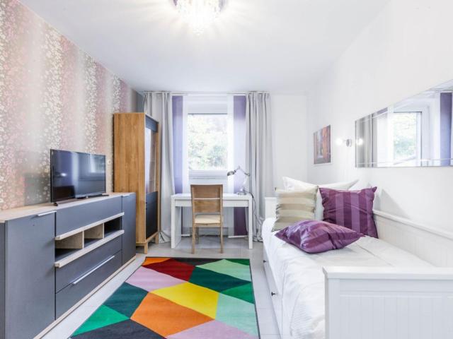 Single bedroom in 10 bedroom apartment