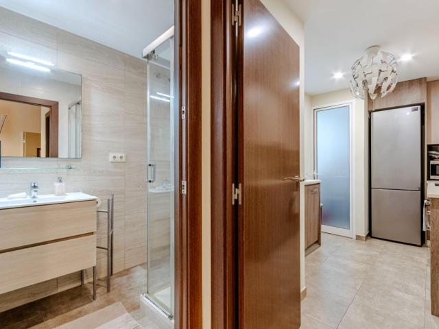 Single bedroom in 3 bedroom apartment