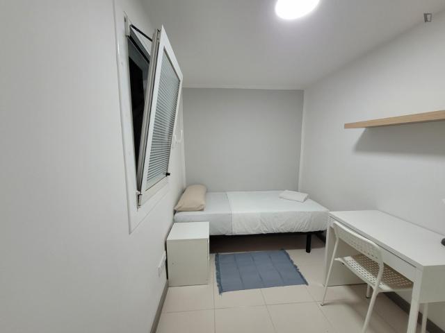 Single bedroom in 3 bedroom apartment