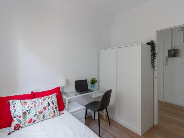Single bedroom in a student flat, in Vila de Gràcia