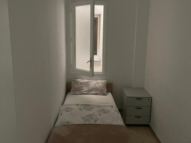 Single bedroom in a 3 bedroom apartment
