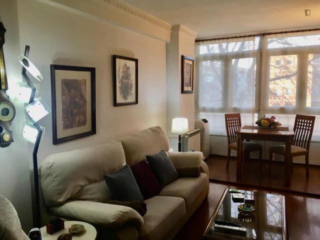 Single bedroom in a 3 bedroom apartment near Casa del Reloj metro station