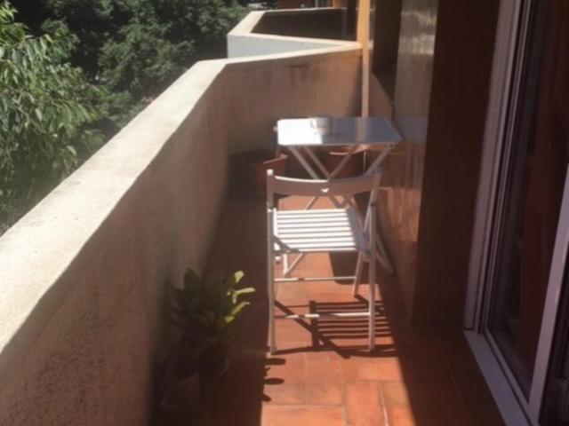 Single bedroom in a 3 bedroom apartment near Jardins d'Emma de Barcelona