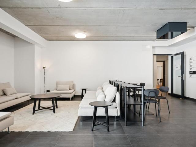 Single bedroom in a 3 bedroom flat, in Moabit